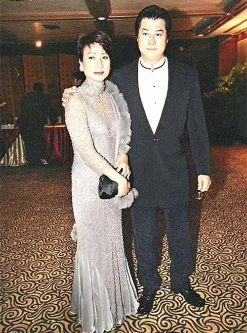 将2女培养成学霸邓光荣妻子罕露面保养得宜气质高雅出众