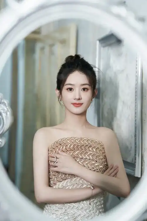 赵丽颖    化妆:@杨单danny  发型:@nanbeauty金刚  造型:@闵塔鲨