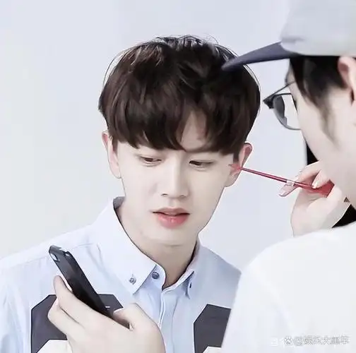 从正片中也能看出一些异样,即使已经经过了磨皮处理,但任嘉伦的肌肉