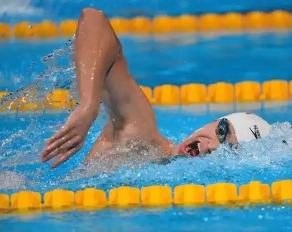 自由泳流畅的换气,是能游长距离的基础