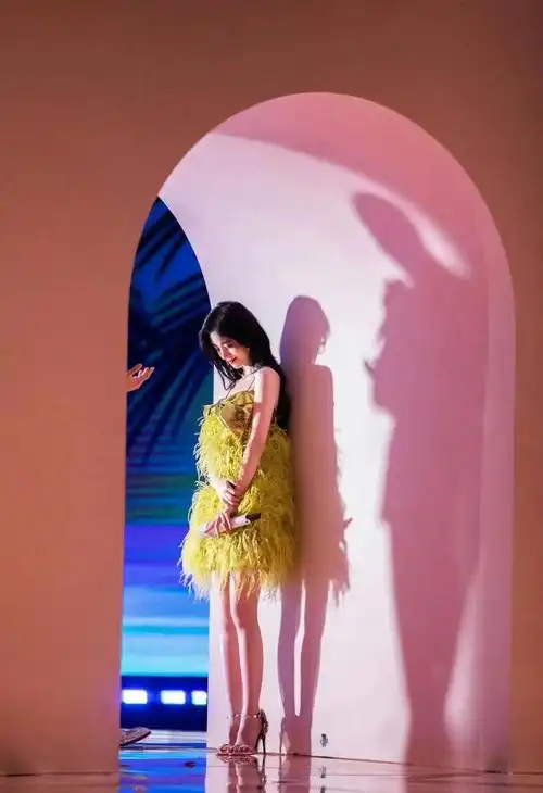 鞠婧祎一字带高跟