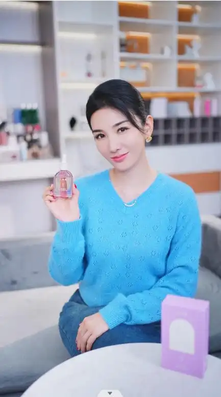 黄奕年轻秘密大公开花皙蔻牡丹精华油诠释国货护肤新高度