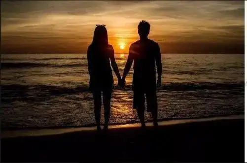 见到她在社交网上上载一张两人手牵手的背影照,照片中两人尽是