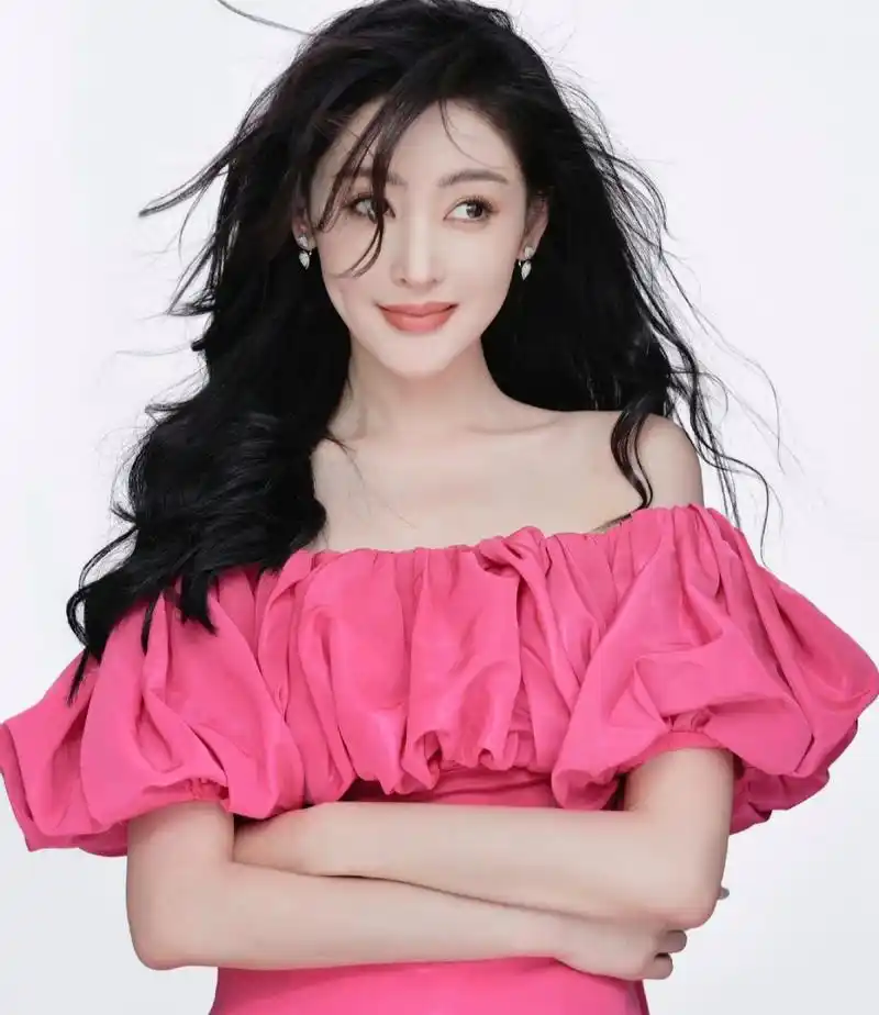 【朋友圈文案】  "粉色的甜美,是张天爱笑容中的温柔力量.