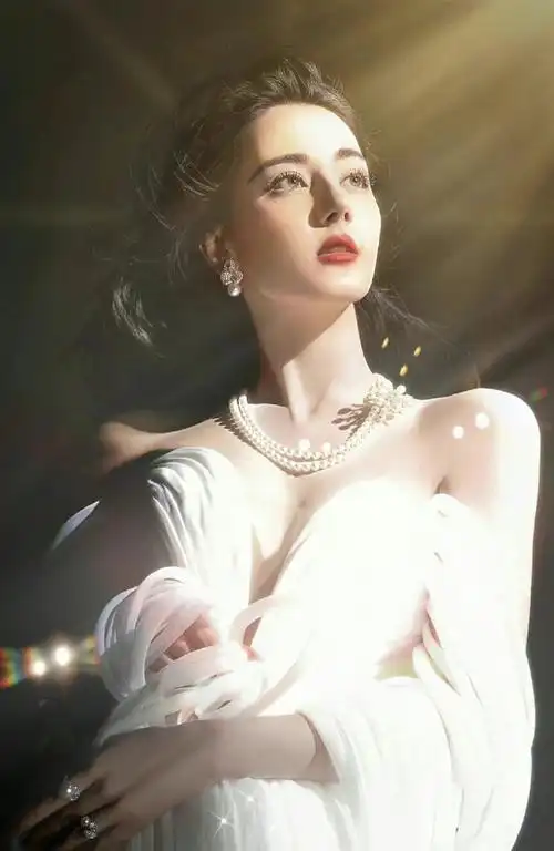 内娱封面top##迪丽热巴出圈神图