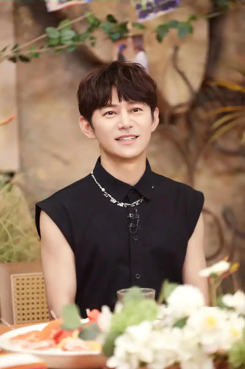 密室大逃脱5收官晚宴 #何炅 剧照!睁眼何巨"坦"帅气登场 - 抖音