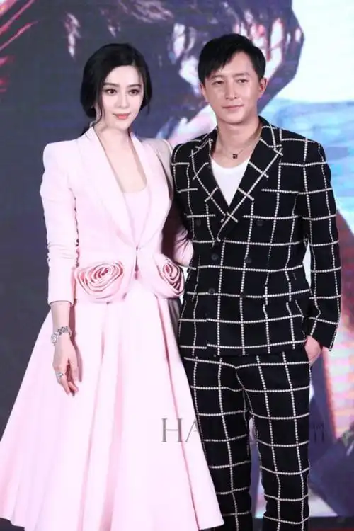 范冰冰身着ralph & russo粉色套裙与韩庚亮相电影《万物生长》的