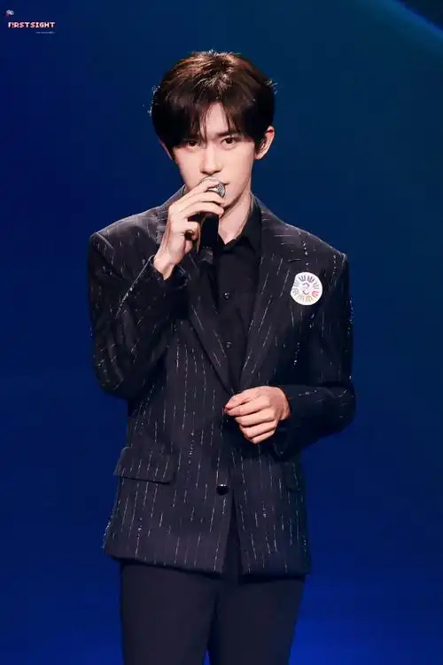 易烊千玺献唱不辞星海##易烊千玺于适同框照