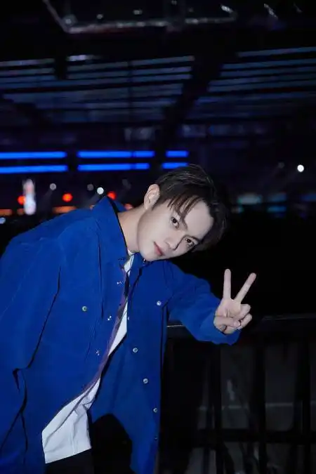 许凯帅照彰显绅士魅力,撩人眼神氛围拉满