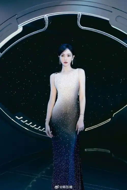 静待糖糖好消息  #唐嫣碎钻露背长裙##唐嫣露背长裙