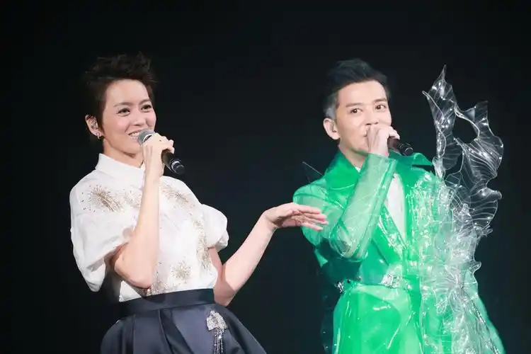 梁咏琪助阵牵手合唱|陈晓东|合唱|梁咏琪_新浪新闻