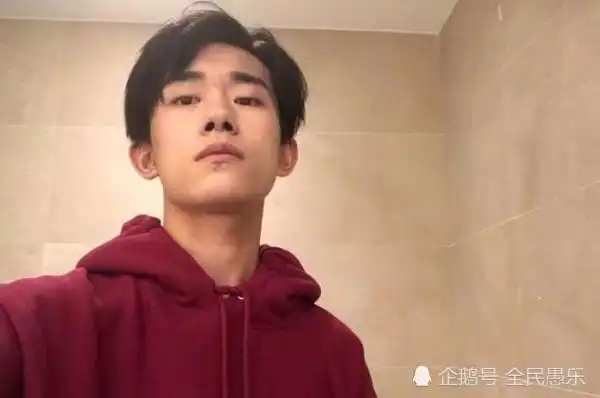 易烊千玺室友晒合照,千玺表情实力抢镜,班里的女生都是大美女