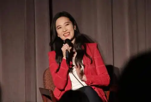 刘亦菲穿红色小西装出席《花木兰》洛杉矶放映会 笑容甜美仙气儿十足