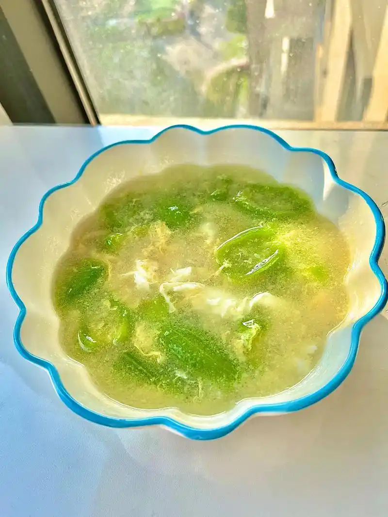 丝瓜蛋汤04鲜香不平庸～食材:丝瓜 蛋 做法: ①丝瓜去皮  - 抖音