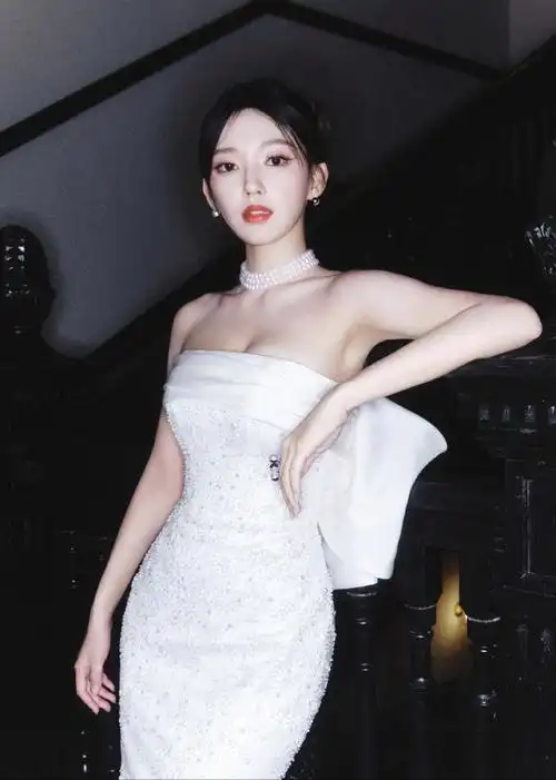 程潇白色抹胸礼服大赏,越看越像裹.@苏家小娱的动态