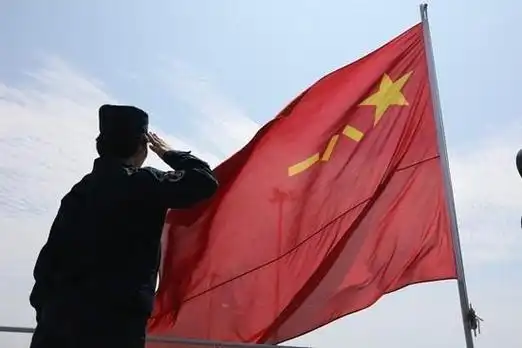 王心仪向军旗敬礼.受访者供图