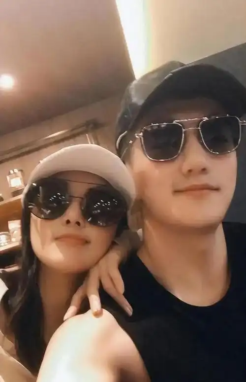 张馨予37岁生日获老公何捷陪伴开心晒豪宅小院满园花海太美