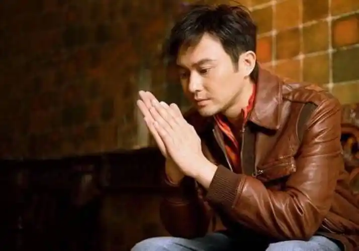 张智霖身高一米八,长相阳光帅气,90年代初的时候,正是香港偶像兴起的