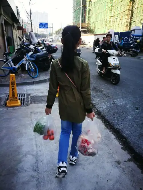 提着沉甸甸的菜,我脸上不禁露出了笑容.