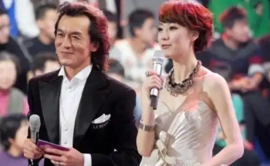 回顾央视主持王冠与曹可凡传绯闻被父母催婚如今她结婚了吗