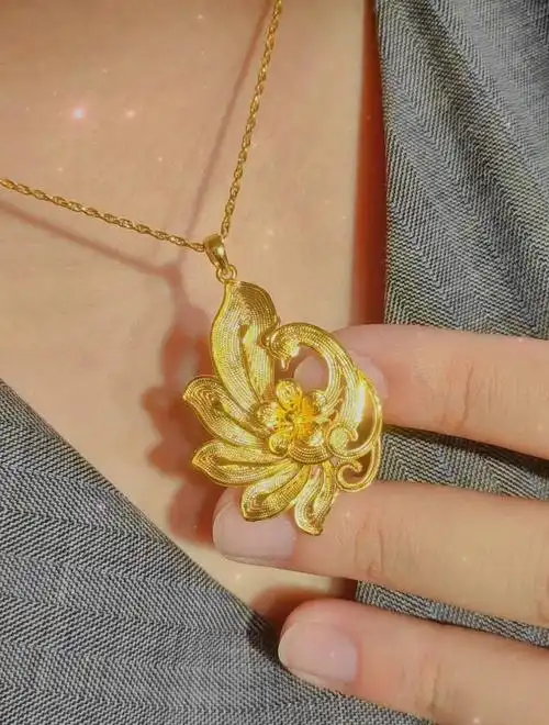 周大福足金凤凰吊坠