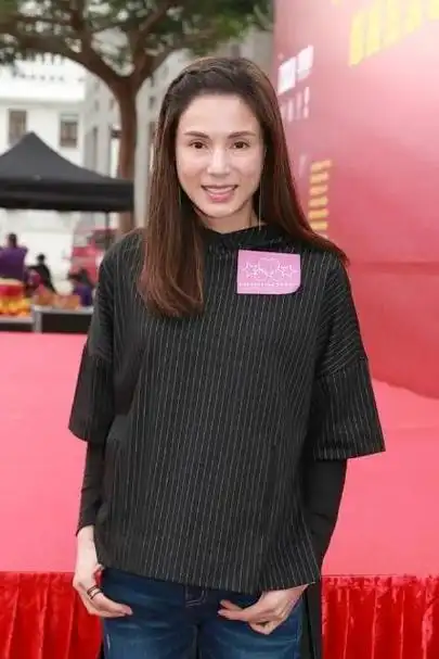 54岁李若彤太有自信穿条纹衫搭配牛仔裤素颜出门脸部显生硬