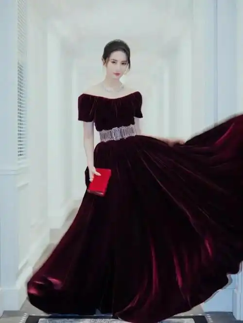 刘亦菲红丝绒礼服亮相珍宝艺术展 银色镶钻高跟鞋高贵优雅