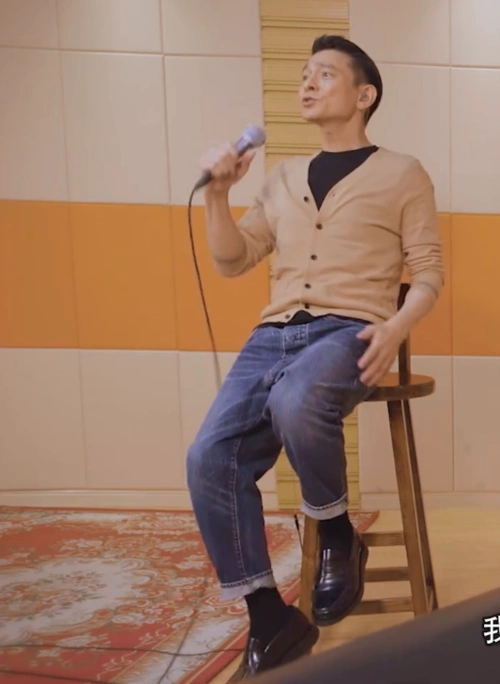 60岁的刘德华仍然是"华仔",穿牛仔吊裆裤出镜,比小鲜肉帅得多
