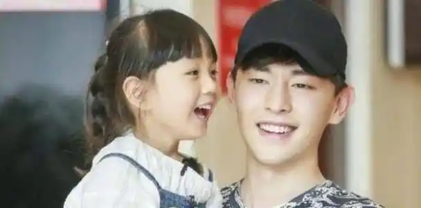 原创邓伦女儿长大了小时候长得眉清目秀如今美得不敢认