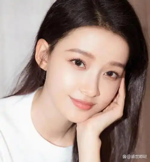 平时,我们见到的都是浓妆艳抹,光彩照人的女明星.