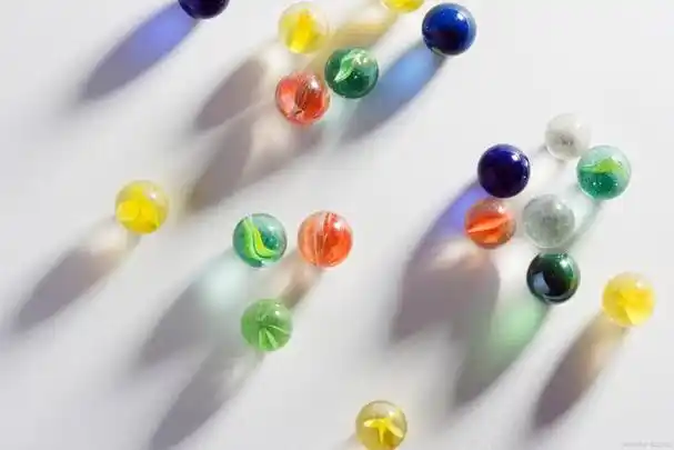 玻璃弹珠里的花纹是如何放进去的?小时候的疑惑终于被解开