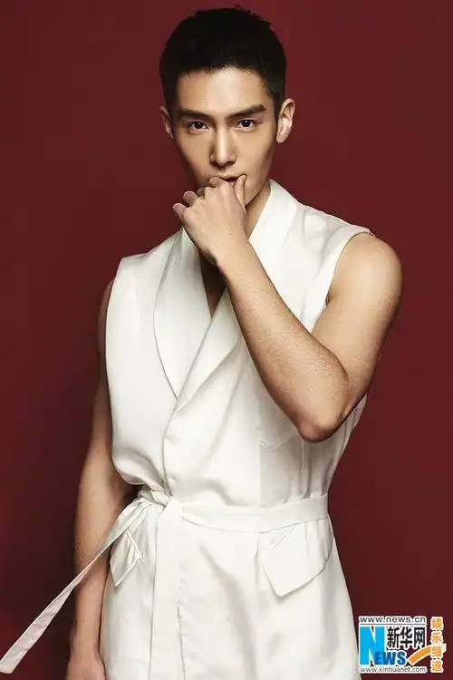 盛一伦大片写真曝光 劲酷十足被赞好身材