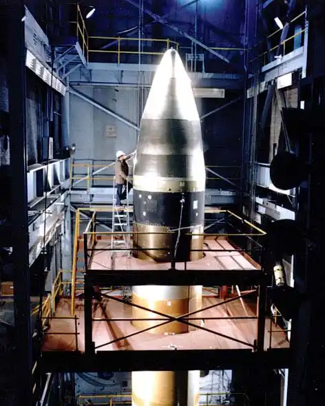 图文:正在维护中的和平卫士洲际弹道导弹