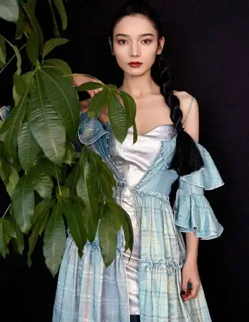 代斯穿天蓝色轻纱礼服,配丸子头姿态优雅_时尚_魅力_白色