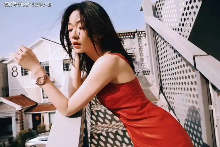 吴谨言参加活动照释出,身穿红色吊带迷人,热情似火释放无限魅力_照片