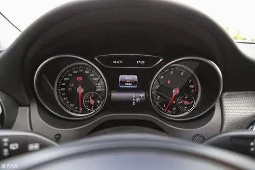 车辆的仪表盘延续了老款车型的布局,只不过在舍弃了奔驰标志性的白色
