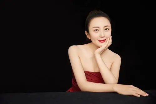 杨童舒红裙写真曝光笑容优雅尽展迷人气质