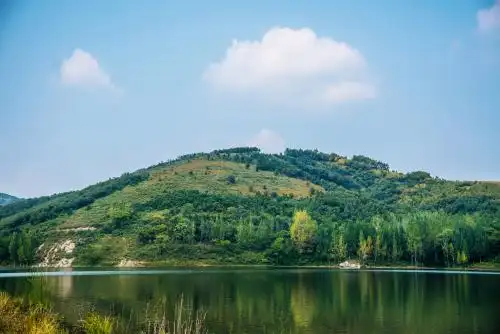 夏季湖泊和小山丘景观
