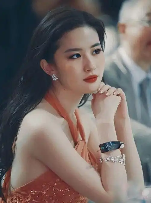 刘亦菲10年前的照片被疯传低头浅笑的瞬间天然脸整容强100倍