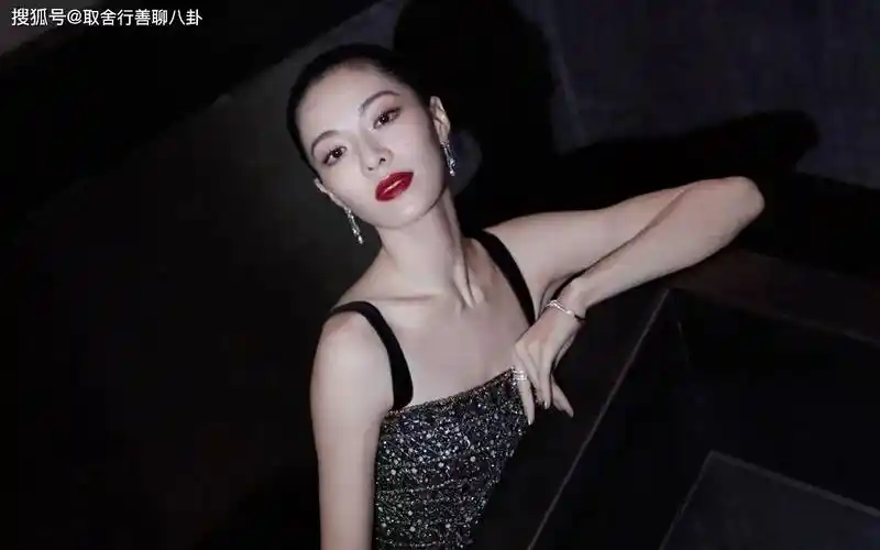 钟楚曦晒美照,穿牛仔装短裙夹克搭配牛仔靴牛仔帽,宛如甜辣女孩_角色