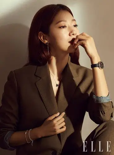 组图:朴信惠大突破浓妆上阵 拍写真演绎华丽魅惑