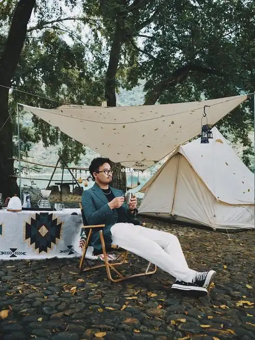 约上三五好友,背起露营装备带上帐篷零食,煮壶暖心好茶就能惬意地度过