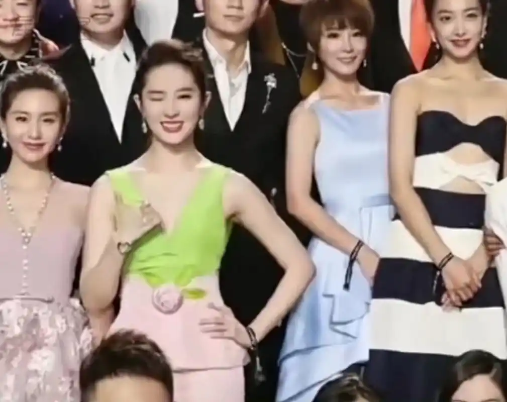 也就刘亦菲能驾驭这套寿桃造型了吧,也就神仙姐姐仗着美貌啥都敢穿,挺