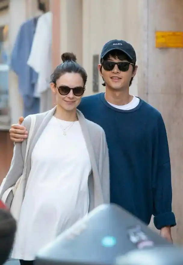 宋仲基与老婆甜蜜度假,牵手逛街满脸幸福,女方像怀孕