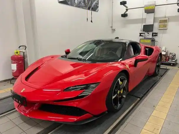 新款法拉利超跑sf90迸发1000马力