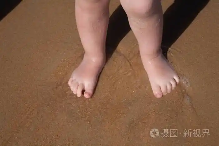 轻轻的孩子光着脚在海边沙
