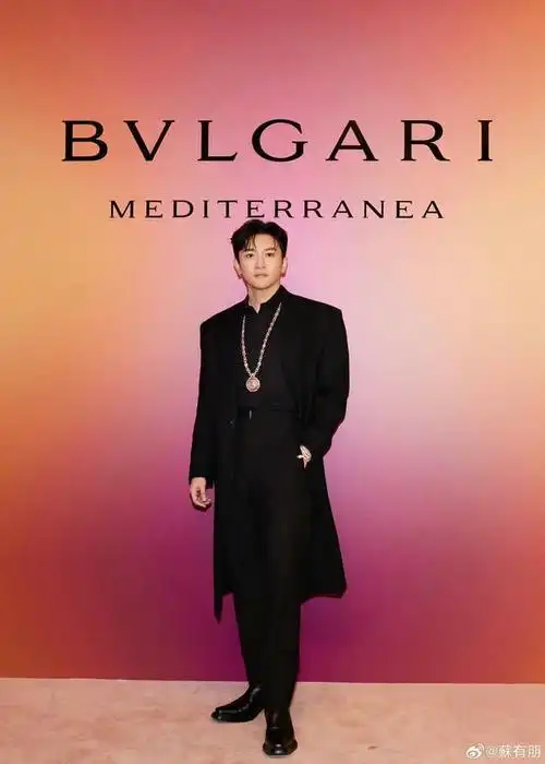 苏有朋全黑绅士造型亮相活动以古币怀表点缀尽展时髦态度