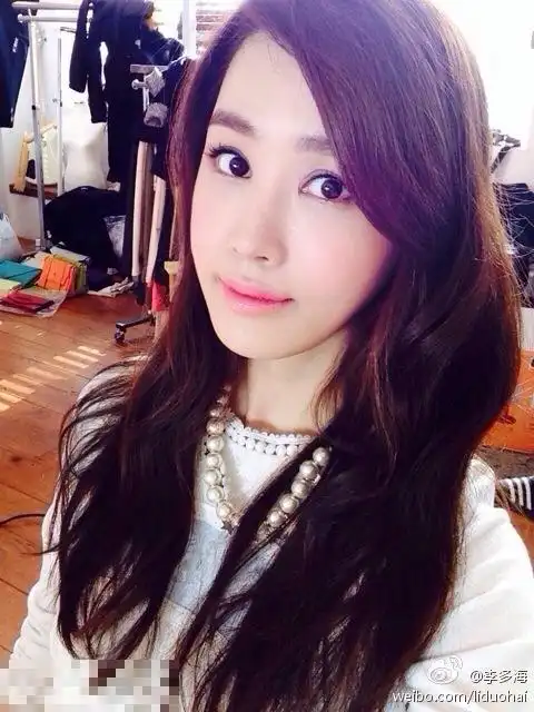 韩国女星李多海近日出演新剧,宣传照及微博自拍让人发现又"变脸"了!