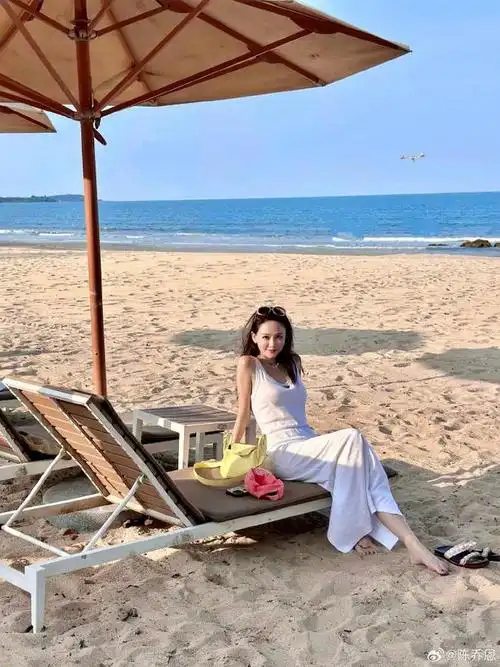 陈乔恩与老公甜蜜同框,夫妻坐热气球游玩,44岁乔恩被宠成公主|新恋情