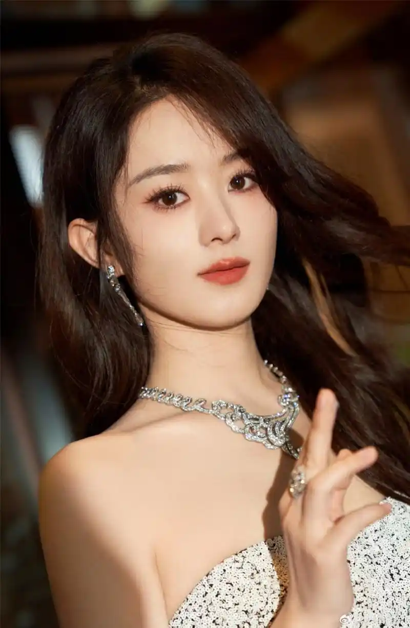 赵丽颖身穿镂空露肩晚礼服美腿线条